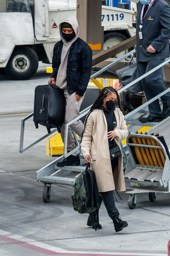 Exclusif - Michael B. Jordan et sa compagne Lori Harvey débarquent à l'aéroport de Salt Lake City le 30 décembre 2020.