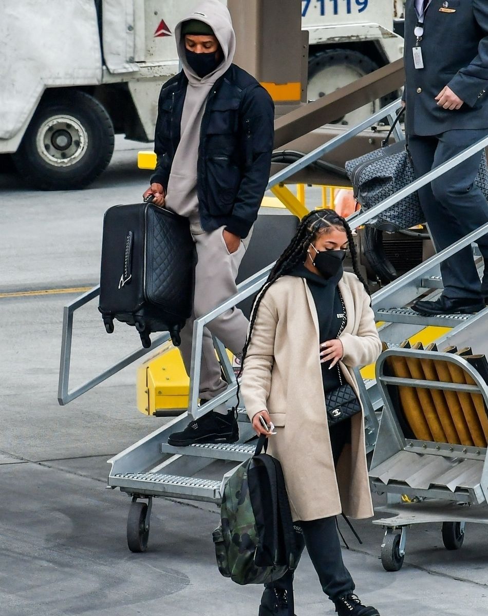 Exclusif - Michael B. Jordan et sa compagne Lori Harvey débarquent à l'aéroport de Salt Lake City le 30 décembre 2020.