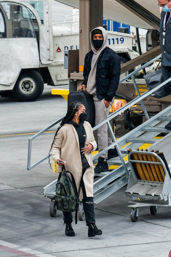 Exclusif - Michael B. Jordan et sa compagne Lori Harvey débarquent à l'aéroport de Salt Lake City le 30 décembre 2020.