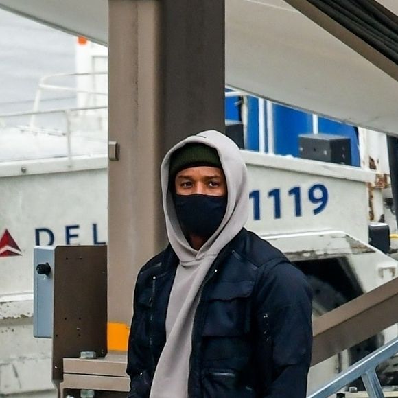 Exclusif - Michael B. Jordan et sa compagne Lori Harvey débarquent à l'aéroport de Salt Lake City le 30 décembre 2020.