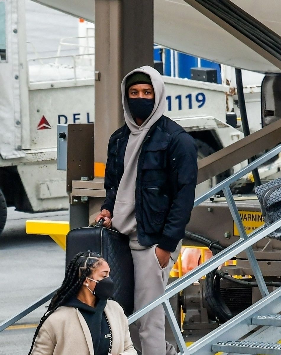 Exclusif - Michael B. Jordan et sa compagne Lori Harvey débarquent à l'aéroport de Salt Lake City le 30 décembre 2020.