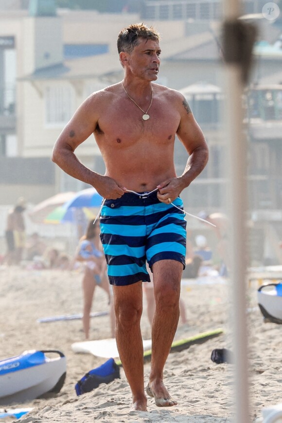 Exclusif - Rob Lowe se balade torse-nu sur la plage de Santa Barbara à Los Angeles pendant l'épidémie de coronavirus (Covid-19). Le 23 août 2020