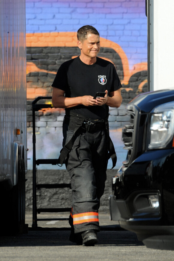 Exclusif - Rob Lowe endosse le costume de pompier sur le tournage de la série "9-1-1: Lone Star" à Los Angeles, le 21 janvier 2020.