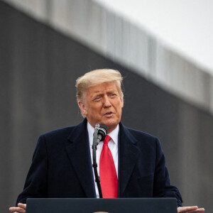 Donald Trump s'est rendu au "450ème Mille" du mur à la frontière mexicaine et a prononcé un discours face aux gardes frontières. Le 13 janvier 2021