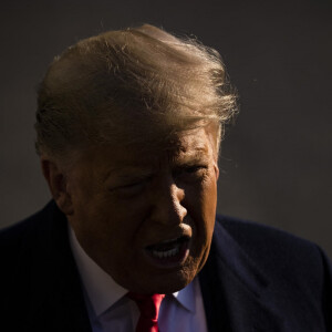 Le président Donald J. Trump fait une déclaration à la presse rassemblée alors qu'il quitte la Maison Blanche à Washington, DC, États-Unis, le mardi 12 janvier 2021. Le président se rend aujourd'hui à Alamo, au Texas, pour visiter le mur frontalier entre le États-Unis et Mexique. Il s'agit de la première apparition des présidents après l'insurrection au Capitole des États-Unis par ses partisans la semaine dernière.