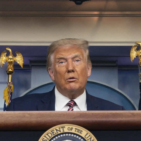 Le président américain Donald Trump donne une conférence de presse à la Maison Blanche à Washington, en présence de l'ancien maire de New York, R. Giuliani.