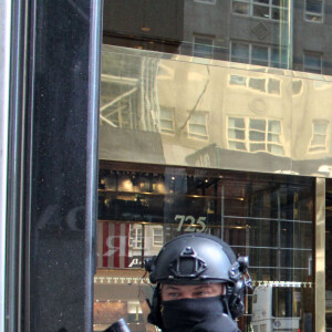 La Trump Tower est placée sous la surveillance des unités spéciales de la police de New York la veille des élections présidentielles aux Etats-Unis le 1er novembre 2020. © Marie Le Ble/ZUMA Wire / bestimage