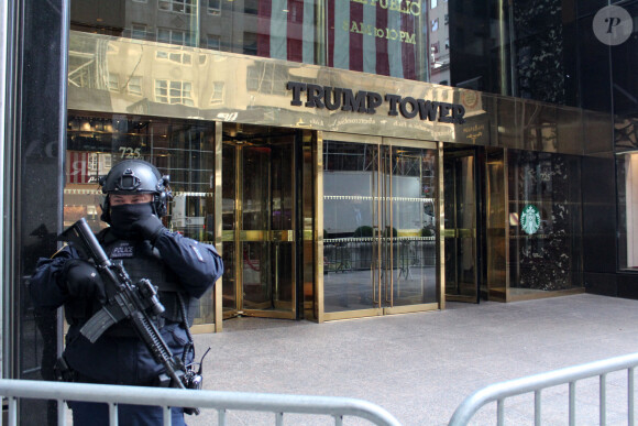 La Trump Tower est placée sous la surveillance des unités spéciales de la police de New York la veille des élections présidentielles aux Etats-Unis le 1er novembre 2020. © Marie Le Ble/ZUMA Wire / bestimage