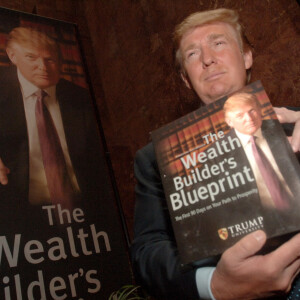 Archives - Donald Trump en conférence de presse pour annoncer la création de l'Université Trump à la Trump Tower. Le 23 mai 2005 Le 7 février 2018, une cour d'appel fédérale américaine a confirmé le remboursement à hauteur de 25 millions de dollars pour plus de 4.000 ex-étudiants plaintifs de cette université.