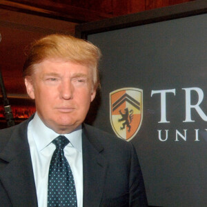 Archives - Donald Trump en conférence de presse pour annoncer la création de l'Université Trump à la Trump Tower. Le 23 mai 2005 Le 7 février 2018, une cour d'appel fédérale américaine a confirmé le remboursement à hauteur de 25 millions de dollars pour plus de 4.000 ex-étudiants plaintifs de cette université.