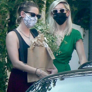 Kristen Stewart et sa compagne Dylan Meyer - Les célébrités arrivent à la baby shower d'Emma Roberts à Los Angeles pendant l'épidémie de coronavirus (Covid-19). Le 3 octobre 2020.