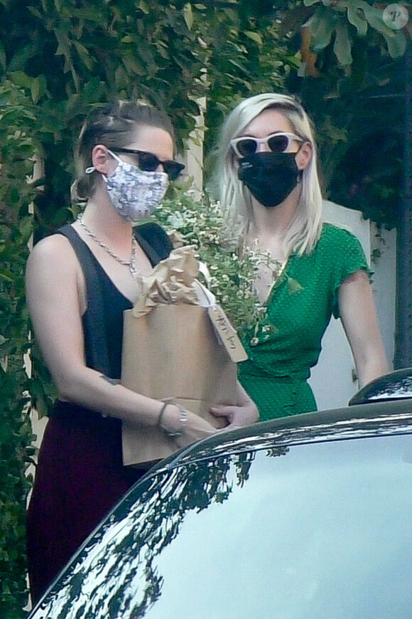Kristen Stewart et sa compagne Dylan Meyer - Les célébrités arrivent à la baby shower d'Emma Roberts à Los Angeles pendant l'épidémie de coronavirus (Covid-19). Le 3 octobre 2020.