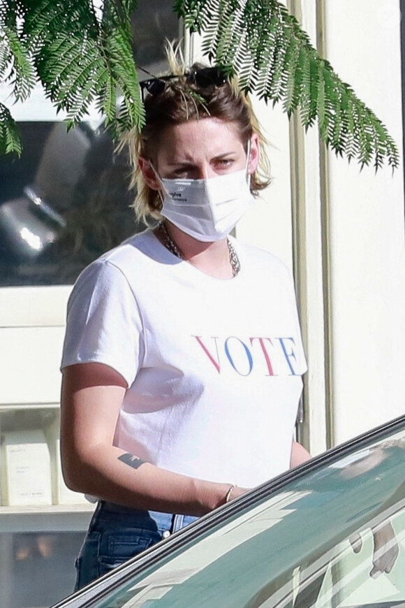 Exclusif - Kristen Stewart porte un t-shirt VOTE pour aller boire un café avec sa compagne Dylan Meyer dans le quartier de Los Feliz à Los Angeles pendant l'épidémie de coronavirus (Covid-19), le 22 septembre 2020.