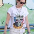 Exclusif - Kristen Stewart à la sortie d'une animalerie avec un ami dans le quartier de Los Feliz à Los Angeles pendant l'épidémie de coronavirus (Covid-19), le 30 août 2020.