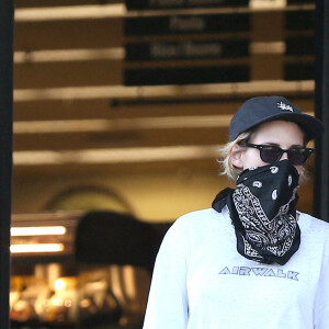 Exclusif - Kristen Stewart à la sortie d'un supermarché à Los Angeles le 14 juillet 2020. Elle porte une bague à l'annulaire gauche.