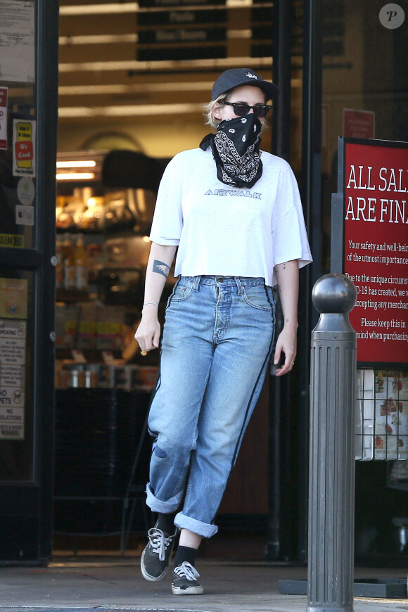 Exclusif - Kristen Stewart à la sortie d'un supermarché à Los Angeles le 14 juillet 2020. Elle porte une bague à l'annulaire gauche.