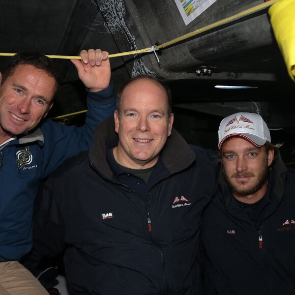 Exclusif - Le baron Benjamin de Rothschild, Sébastien Josse (skipper du Gitana), le prince Albert II de Monaco et Pierre Casiraghi - Le prince Albert II de Monaco et Pierre Casiraghi à bord du monocoque "Gitana", la veille du départ du "Vendée Globe" aux Sables d'Olonne le 5 novembre 2016.