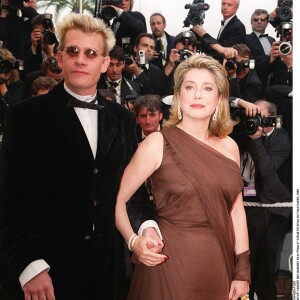 Guillaume Depardieu et Catherine Deneuve - Montée des marches du film "Pola X" au Festival de Cannes en 1999. 