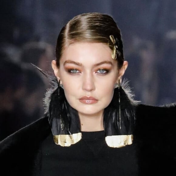 Gigi Hadid participe au défilé Tom Ford, collection automne-hiver 2020-2021, aux Milk Studios. Hollywood, Los Angeles, le 7 février 2020.