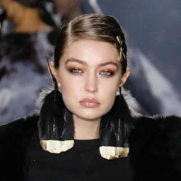 Gigi Hadid participe au défilé Tom Ford, collection automne-hiver 2020-2021, aux Milk Studios. Hollywood, Los Angeles, le 7 février 2020.