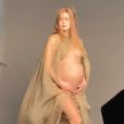 Gigi Hadid enceinte dans les coulisses d'une séance photo. Août 2020.