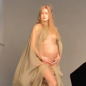 Gigi Hadid enceinte dans les coulisses d'une séance photo. Août 2020.