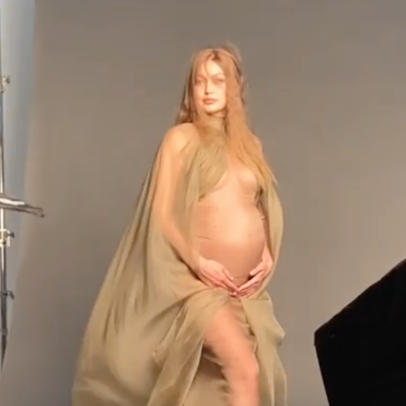 Gigi Hadid enceinte dans les coulisses d'une séance photo. Août 2020.