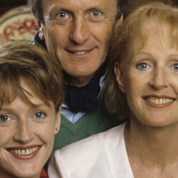 Archives - En France, chez lui, dans sa maison d'Orgeval, Claude Rich avec sa fille Dephine et sa femme Catherine. Le 20 mai 1986.