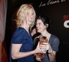 Sandrine Kiberlain (César de la meilleure actrice pour le film 9 mois ferme) et sa fille Suzanne lors du dîner au Fouquet's post-César.