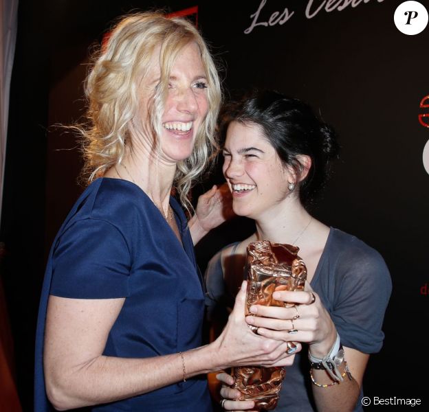 Sandrine Kiberlain (César de la meilleure actrice pour le film 9 mois ferme) et sa fille Suzanne lors du dîner au Fouquet's post-César.