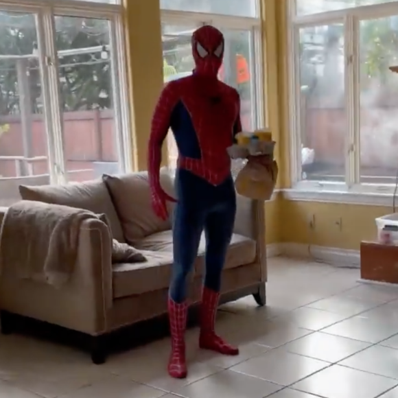 M. Pokora, déguisé en Spider-Man, surprend son neveu Layvin (le fils de Liz Milian, la petite soeur de Christina Milian) pour son anniversaire.