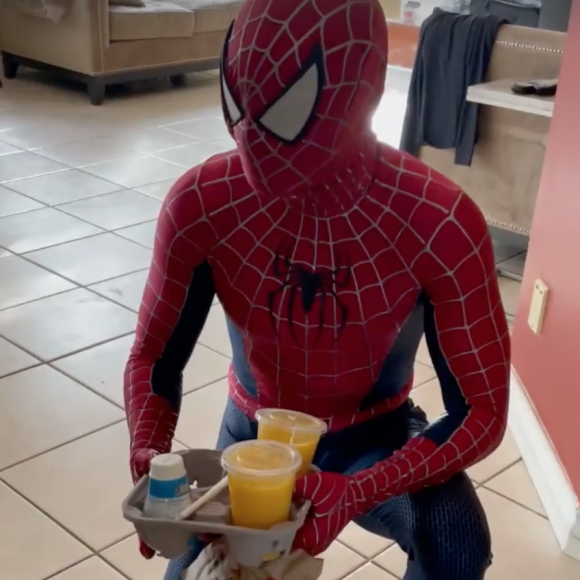 M. Pokora, déguisé en Spider-Man, surprend son neveu Layvin (le fils de Liz Milian, la petite soeur de Christina Milian) pour son anniversaire.