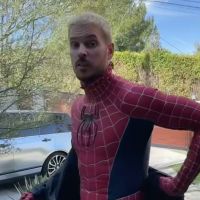 M. Pokora : Il renfile son costume de Spiderman pour une tendre surprise