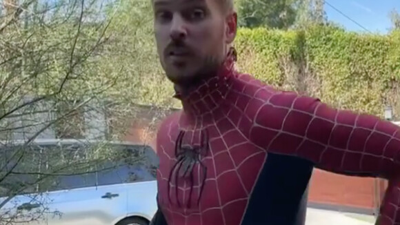 M. Pokora : Il renfile son costume de Spiderman pour une tendre surprise