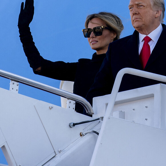 Melania et Donald Trump quittent la base militaire de Saint- Andrew afin de rejoindre la Floride, leur nouveau lieu de résidence après leur départ de la Maison Blanche. C'est leur dernier trajet à bord du Air Force One. Le 20 janvier 2021 @Stefani Reynolds / Pool via CNP