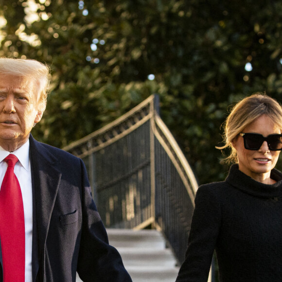 Melania et Donald Trump quittent la Maison Blanche après un mandat de quatre ans, avant d'embarquer en hélicoptère pour la base St-Andrew, le 20 janvier 2021. @Al Drago / Pool via CNP