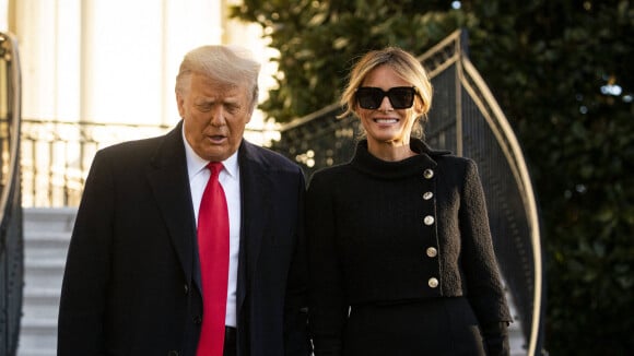Melania Trump souriante et en noir pour quitter la Maison Blanche