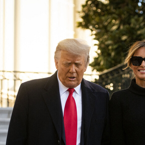 Melania et Donald Trump quittent la Maison Blanche après un mandat de quatre ans, avant d'embarquer en hélicoptère pour la base St-Andrew, le 20 janvier 2021. @Al Drago / Pool via CNP