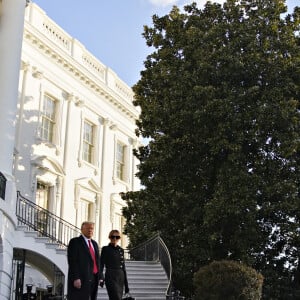 Melania et Donald Trump quittent la Maison Blanche après un mandat de quatre ans, avant d'embarquer en hélicoptère pour la base St-Andrew, le 20 janvier 2021. @Al Drago / Pool via CNP