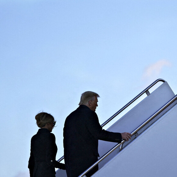 Melania et Donald Trump quittent la base militaire de Saint- Andrew afin de rejoindre la Floride, leur nouveau lieu de résidence après leur départ de la Maison Blanche. C'est leur dernier trajet à bord du Air Force One. Le 20 janvier 2021 @Stefani Reynolds / Pool via CNP