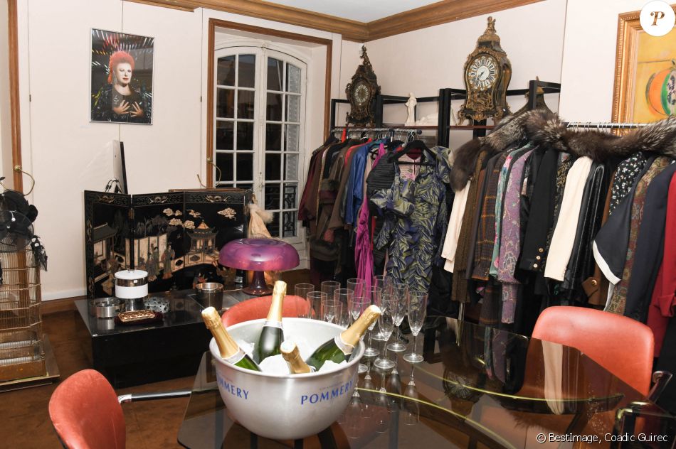 Exclusif - Cocktail pour l'exposition "L'Epoque Régine" et la vente aux enchères de photographies, tenues de soirées (Guy Laroche, Ungaro, Issey Miyake, Chanel, Rykiel, YSL, Dior...) et objets de Régine chez Mirabaud Mercier rue du Faubourg Saint-Honoré à Paris, le 11 janvier 2021. Tous ces objets ayant appartenu à l'ex reine de la nuit sont exposés du 11 au 13 janvier et la vente aux enchères aura lieu le 14 janvier prochain. A travers la vente de sa collection personnelle, Régine nous offre un voyage dans le temps pour redécouvrir cette époque. © Coadic Guirec/Bestimage