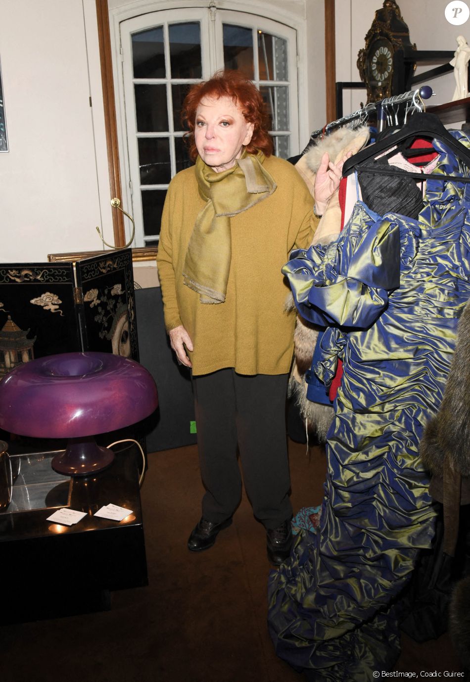 Exclusif - Cocktail pour l'exposition "L'Epoque Régine" et la vente aux enchères de photographies, tenues de soirées (Guy Laroche, Ungaro, Issey Miyake, Chanel, Rykiel, YSL, Dior...) et objets de Régine chez Mirabaud Mercier rue du Faubourg Saint-Honoré à Paris, le 11 janvier 2021. Tous ces objets ayant appartenu à l'ex reine de la nuit sont exposés du 11 au 13 janvier et la vente aux enchères aura lieu le 14 janvier prochain. A travers la vente de sa collection personnelle, Régine nous offre un voyage dans le temps pour redécouvrir cette époque. © Coadic Guirec/Bestimage