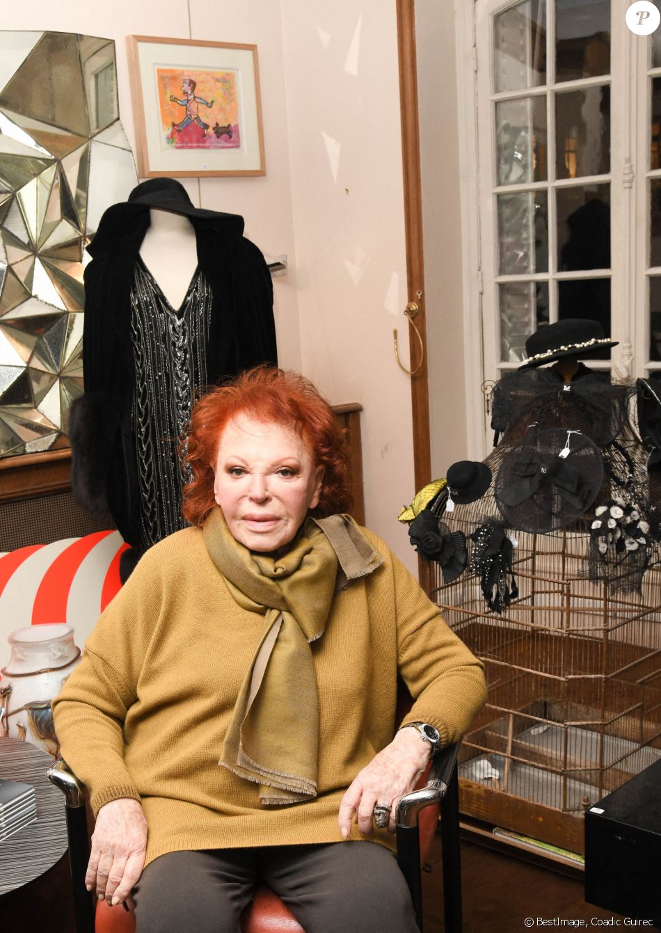 Exclusif - Cocktail pour l'exposition "L'Epoque Régine" et la vente aux enchères de photographies, tenues de soirées (Guy Laroche, Ungaro, Issey Miyake, Chanel, Rykiel, YSL, Dior...) et objets de Régine chez Mirabaud Mercier rue du Faubourg Saint-Honoré à Paris, le 11 janvier 2021. Tous ces objets ayant appartenu à l'ex reine de la nuit sont exposés du 11 au 13 janvier et la vente aux enchères aura lieu le 14 janvier prochain. A travers la vente de sa collection personnelle, Régine nous offre un voyage dans le temps pour redécouvrir cette époque. © Coadic Guirec/Bestimage