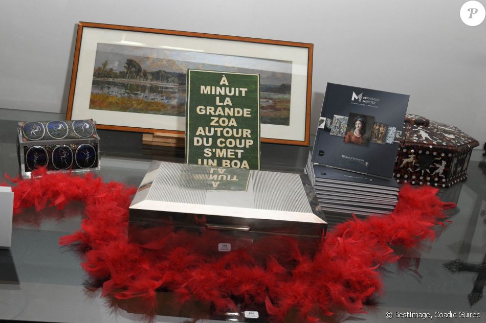 Exclusif - Cocktail pour l'exposition "L'Epoque Régine" et la vente aux enchères de photographies, tenues de soirées (Guy Laroche, Ungaro, Issey Miyake, Chanel, Rykiel, YSL, Dior...) et objets de Régine chez Mirabaud Mercier rue du Faubourg Saint-Honoré à Paris, le 11 janvier 2021. Tous ces objets ayant appartenu à l'ex reine de la nuit sont exposés du 11 au 13 janvier et la vente aux enchères aura lieu le 14 janvier prochain. A travers la vente de sa collection personnelle, Régine nous offre un voyage dans le temps pour redécouvrir cette époque. © Coadic Guirec/Bestimage