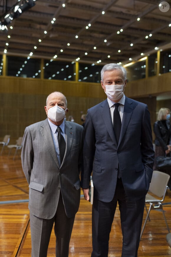 Marc Ladreit de Lacharrière et Bruno Le Maire lors de la remise du prix de la 22ème Journée du Livre d'Économie , Centre Pierre Mendès-France à Bercy au ministère de l'Économie à Paris , le 21 janvier 2021. © Pierre Perusseau / Bestimage