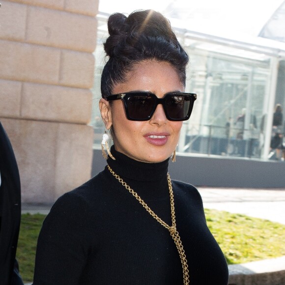 Salma Hayek lors du défilé Bottega Veneta lors de la Fashion Week de Milan le 22 février 2019.