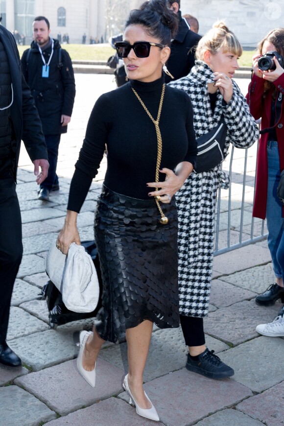 Salma Hayek lors du défilé Bottega Veneta lors de la Fashion Week de Milan le 22 février 2019.