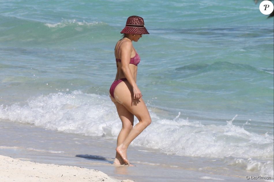 Exclusif - Jennifer Lopez profite d'un après-midi ensoleillé à la plage lors de vacances aux Îles Turques-et-Caïques. Le 13 janvier 2021.