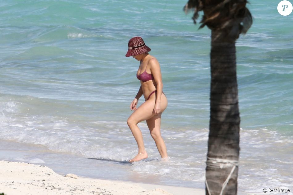 Exclusif - Jennifer Lopez profite d'un après-midi ensoleillé à la plage lors de vacances aux Îles Turques-et-Caïques. Le 13 janvier 2021.