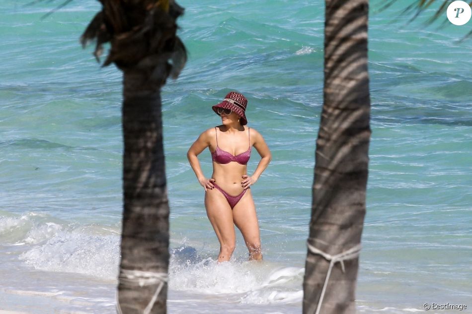 Exclusif - Jennifer Lopez profite d'un après-midi ensoleillé à la plage lors de vacances aux Îles Turques-et-Caïques. Le 13 janvier 2021.